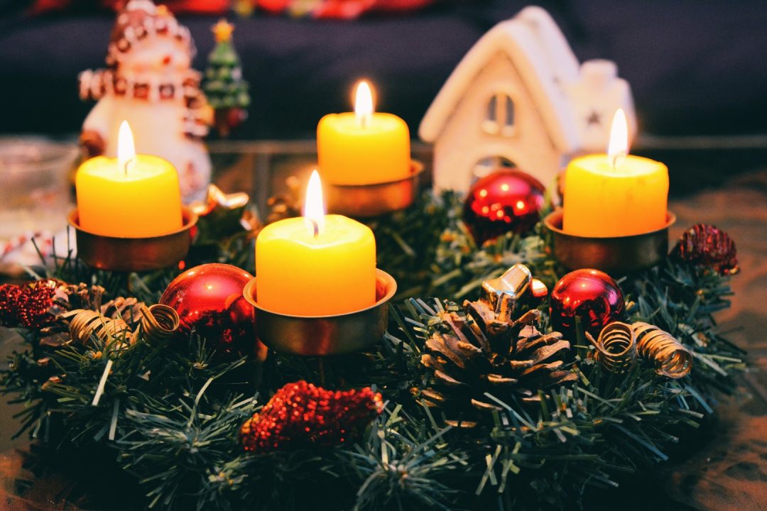 Ozdoby świąteczne, czyli jak wybrać doskonały stroik świąteczny