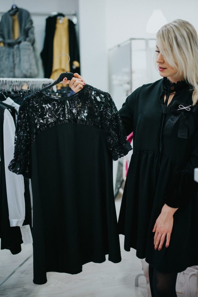 czarna sukienka z koronką