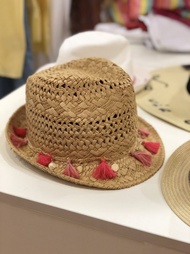 kapelusz damski na plażę