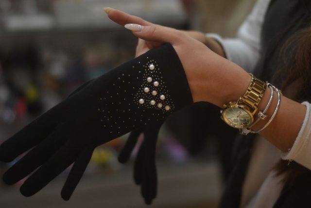 eleganckie rękawiczki damskie z perełkami