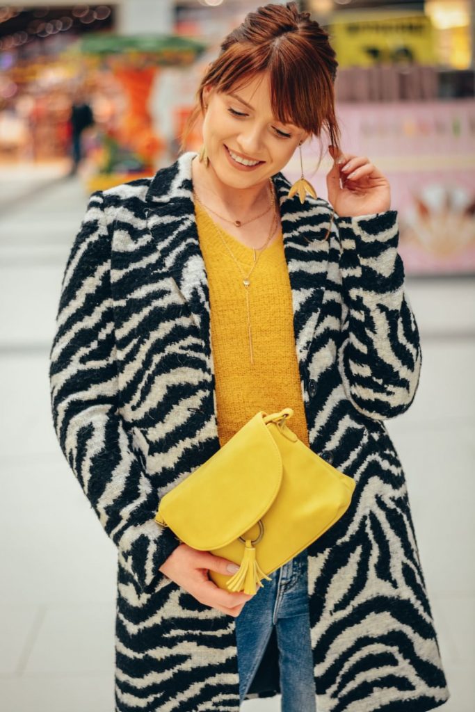 zimowe stylizacje: płaszcz w zebrę i żółty sweter