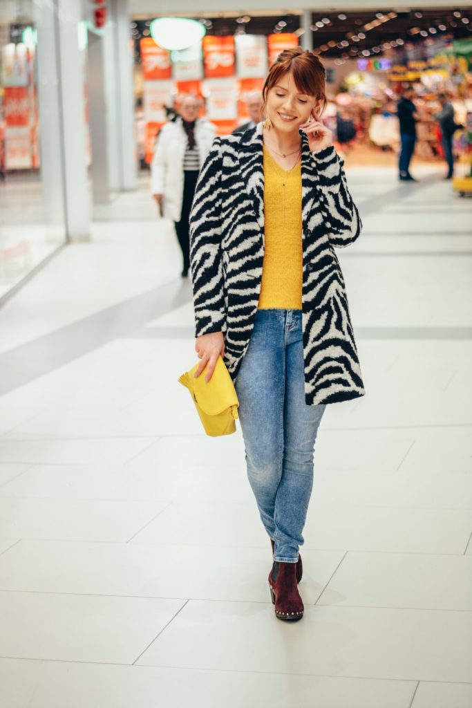 zimowe stylizacje: płaszcz w zebrę i żółty sweter
